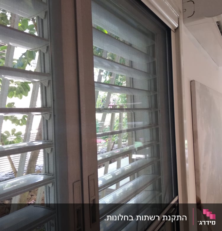 תריסי אלומיניום על חלון זכוכית